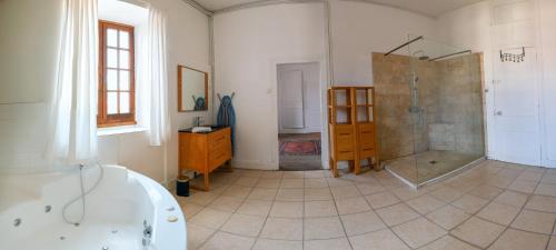 une salle de bain avec une douche, une baignoire et un lavabo dans l'établissement Ecuries du Château de Saint-Fargeau, à Saint-Fargeau
