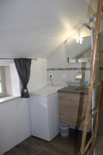 Elle comprend une petite salle de bains pourvue d'un lavabo et d'un comptoir. dans l'établissement Atypical apartment with a poudlard air, à Mont-Dol