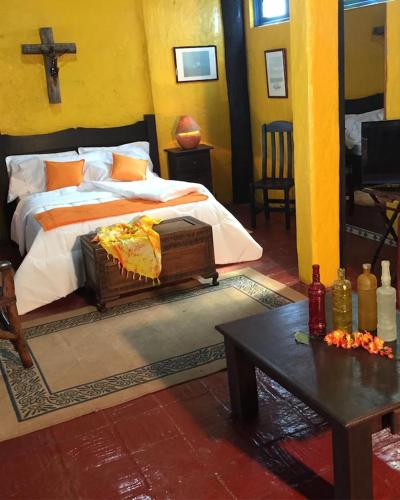 - une chambre avec un lit et une croix sur le mur dans l'établissement Rancho de Chana Perla Salina, à Flandes