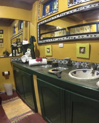 une salle de bain avec un lavabo et un miroir dans l'établissement Rancho de Chana Perla Salina, à Flandes