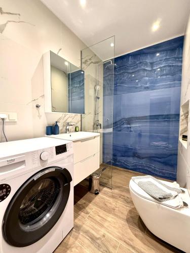 a bathroom with a washing machine and a toilet at Diamond A2 in Iraklitsa