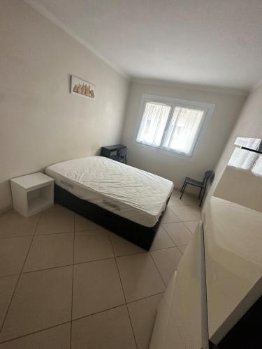 une petite chambre avec un lit et une fenêtre dans l'établissement Juan les pins near beach, à Antibes