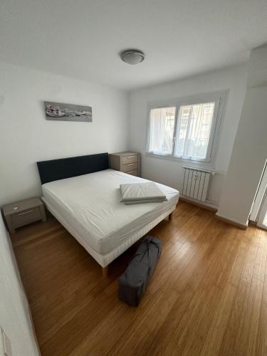 - une chambre avec un lit et un sac au sol dans l'établissement Juan les pins near beach, à Antibes