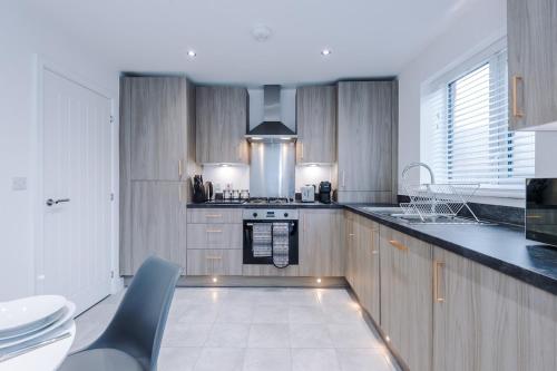 Kuchyň nebo kuchyňský kout v ubytování Stylish 3-Bedroom House - BRAND NEW