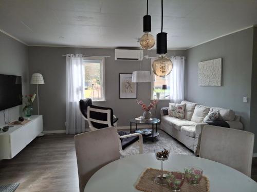 a living room with a couch and a table at Kattugglans gästhus i utkanten av Ljungby in Ljungby