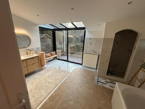 une salle de bain avec une baignoire, un lavabo et un miroir dans l'établissement Villa Sainte Maxime, à Sainte-Maxime