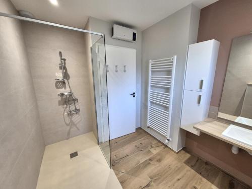 Un baño de Le gîte de Midi for 6 pers - Quiet garden