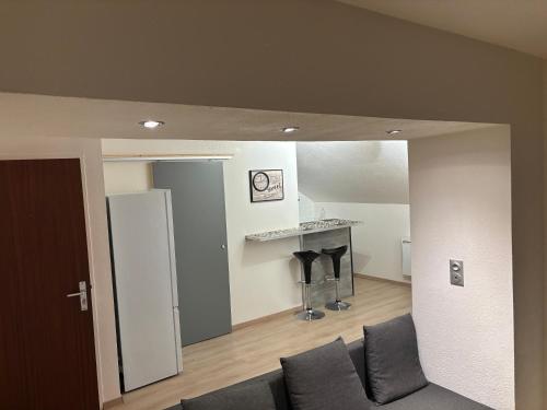 un salon avec un canapé et une cheminée dans l'établissement Terrasse 3, à Nancray