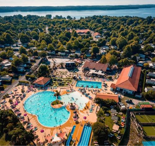 une vue aérienne d'une piscine dans un complexe hôtelier dans l'établissement MH 4-6 places avec lit parapluie La Réserve Siblu, à Gastes