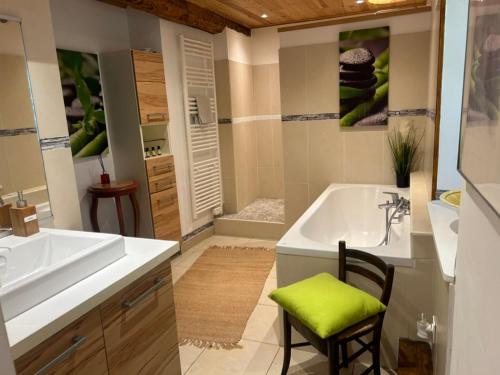 La salle de bains est pourvue d'une baignoire blanche, d'un lavabo et d'une baignoire. dans l'établissement L'Ancienne Forge, à Villarzel-du-Razès