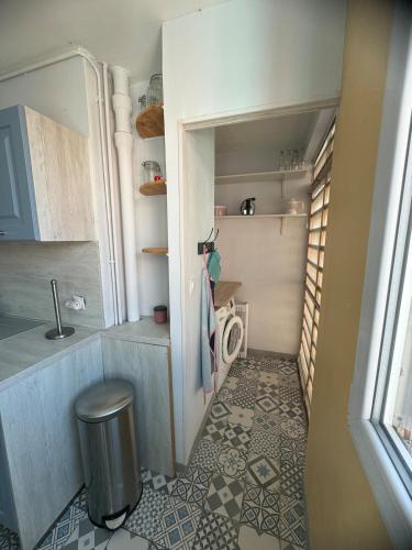 une petite salle de bain avec un lavabo et des toilettes dans l'établissement Quiet modern apartment & near city center, à Rousies