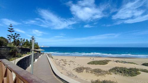 una spiaggia con gente sulla sabbia e l'oceano di Casa Montañes a Puerto del Rosario