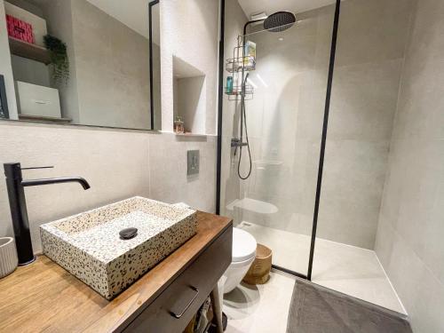 une salle de bain avec un lavabo et une douche dans l'établissement Appartement cozy au coeur de Nice, à Nice