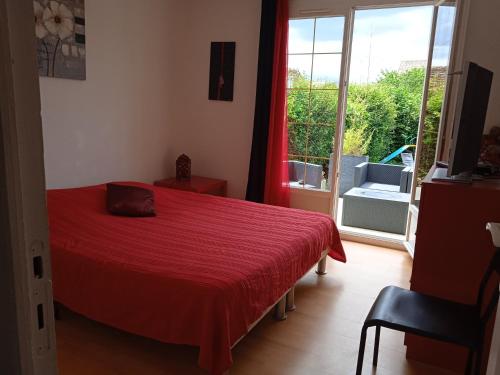 Photo de la galerie de l'établissement chambre d'hote avec jardin, à Allonnes