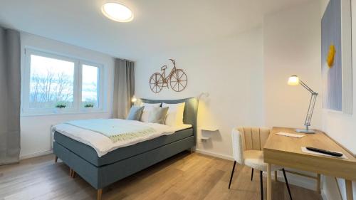 Postel nebo postele na pokoji v ubytování Fewo GOLDBERG, Balkon, SmartTV