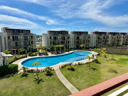 an overhead view of a swimming pool in front of apartment buildings at El Firmamento 36f in Mezcales