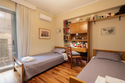 2 BR Apartment 5 minutes to Thissio Metro & Acropolis