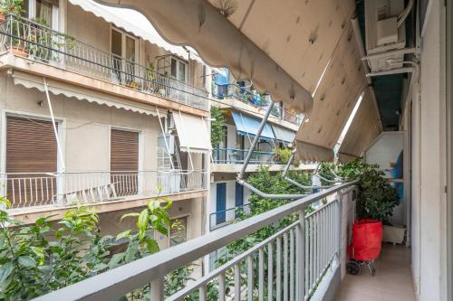 2 BR Apartment 5 minutes to Thissio Metro & Acropolis
