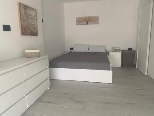 una camera bianca con letto e armadi bianchi di Wohlfühloase 2 Casa Elena und Gerd a Città di Rodi