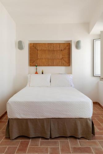 a bedroom with a large white bed in a room at Casa Mondina Townhouse in Alcácer do Sal