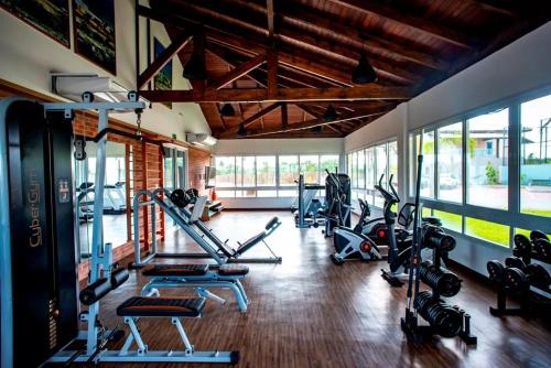 Pusat kecergasan dan/atau kemudahan kecergasan di Apartamento Decorado 3/4 em condomínio frente Mar