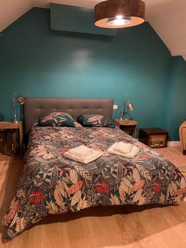 Ένα ή περισσότερα κρεβάτια σε δωμάτιο στο La Maison Vintage à Montreuil sur mer 3 Chambres - Jardin - 6 personnes - Wifi