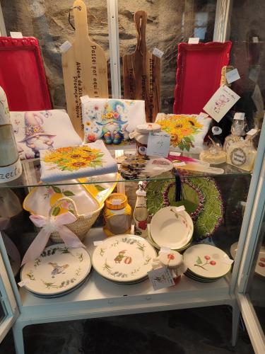 a display of dishes and other items on a shelf at Casa Iris Cunqueiros in Sobreira Formosa