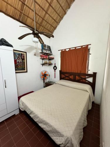a bedroom with a bed and a ceiling at Angelita in Aguas Dulces