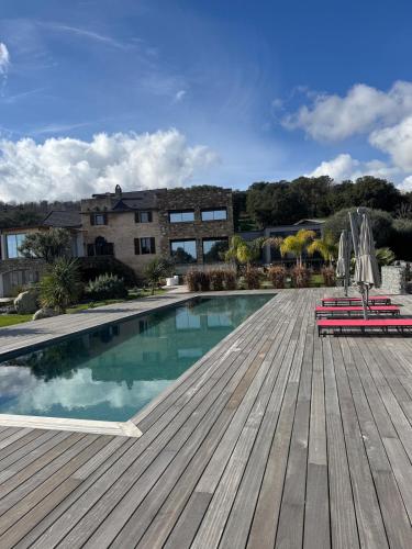 Villa avec dépendance vue mer piscine privée 12p