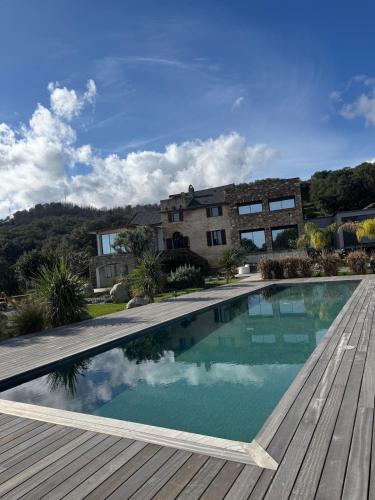 une piscine devant une maison dans l'établissement Villa avec dépendance vue mer piscine privée 12p, à Penta-di-Casinca