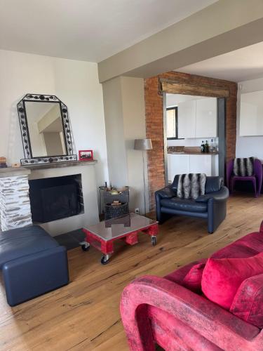 un salon avec un canapé et une cheminée dans l'établissement Villa avec dépendance vue mer piscine privée 12p, à Penta-di-Casinca