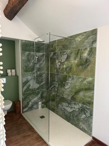 une douche avec une porte vitrée dans une salle de bain dans l'établissement Villa avec dépendance vue mer piscine privée 12p, à Penta-di-Casinca