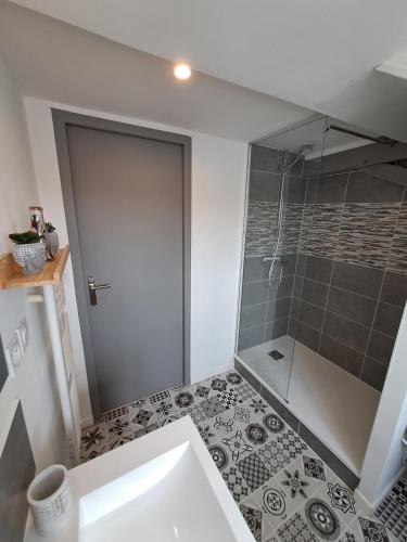 une salle de bain avec une douche, des toilettes et un lavabo dans l'établissement L'Attique, confort, aéré, centre-ville, Netflix, à Laval