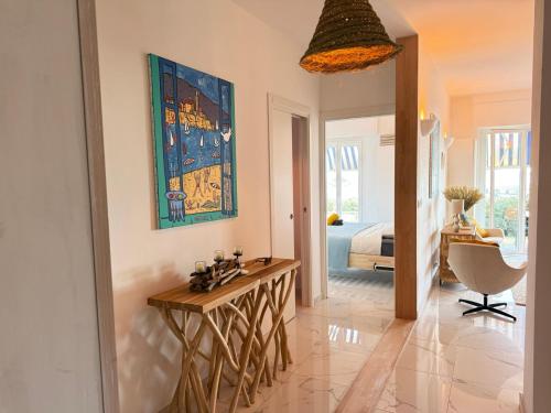 Ruang duduk di Large Luxury Apartment with garden view over the ocean