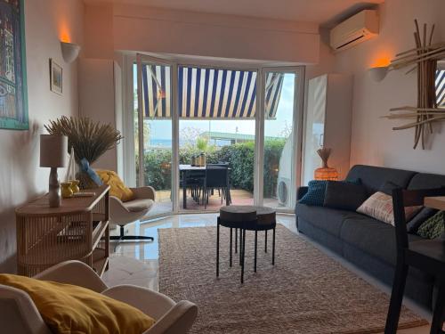 Ruang duduk di Large Luxury Apartment with garden view over the ocean
