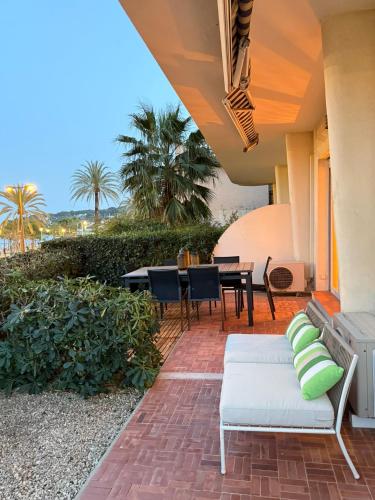 Ruang duduk di Large Luxury Apartment with garden view over the ocean