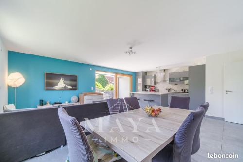 une salle à manger et une cuisine avec une table et des chaises dans l'établissement Appartement - 3 chambres - proche Euroairport, à Sierentz