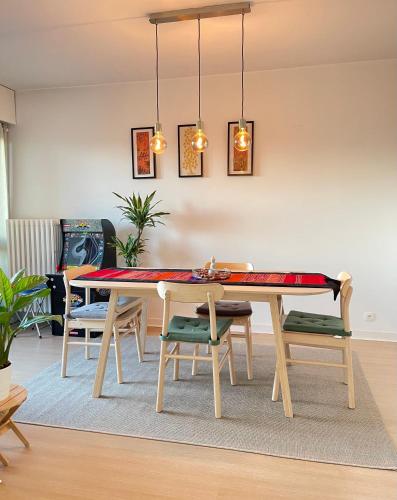 une salle à manger avec une table et des chaises dans l'établissement Appartement Très Cosy à 5 min Aéroport Genève, à Ferney-Voltaire