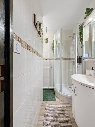 une salle de bain avec une baignoire, un lavabo et des toilettes dans l'établissement La Pineda appt RDJ cosy à 200m du village natu, au Cap d'Agde