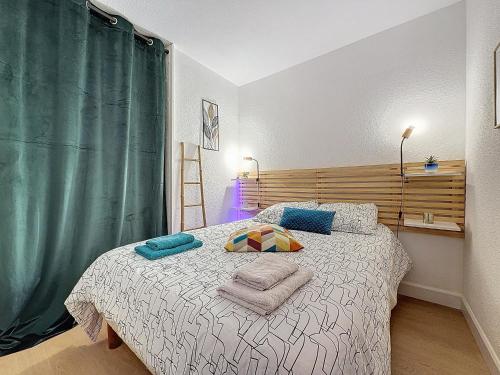une chambre avec un lit avec des serviettes dessus dans l'établissement La Pineda appt RDJ cosy à 200m du village natu, au Cap d'Agde
