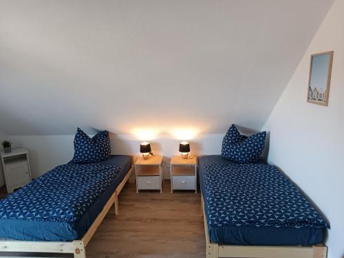 a room with two beds and two night stands at Ferienhaus an der Ronneburg in Ronneburg