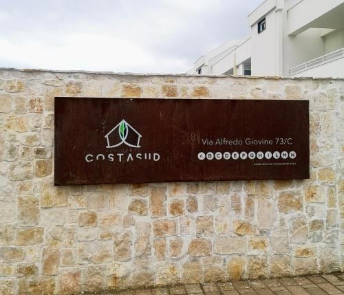 un cartel en el costado de un edificio en CostaSud Rita's House, en Bari