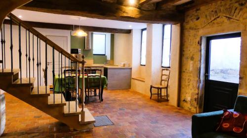 a living room with a table and a kitchen with a dining room at Sancerre centre, Appartement duplex et ou Chambre indépendante, modulable in Sancerre