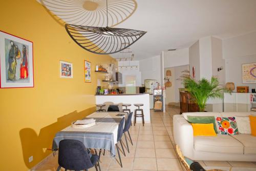 un salon avec une table et un canapé dans l'établissement La maison de FREDE, à Pézenas