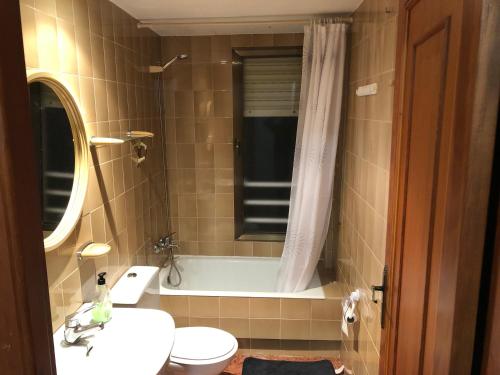Ένα μπάνιο στο Habitación Doble con baño privado,Gandía en piso compartido con los Anfitriónes