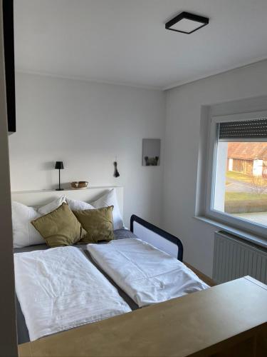 Postel nebo postele na pokoji v ubytování LandNest Ferienwohnung