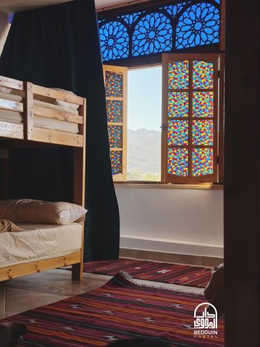 Postel nebo postele na pokoji v ubytování Bedouin Hostel- دار البدوي