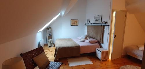 une chambre avec un lit dans une pièce dans l'établissement La Romanella, à Asnières-sous-Bois