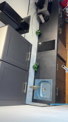 une cuisine avec une cuisinière et un comptoir dans l'établissement Le Loft, T2 duplex centre ville historique, à Bourges