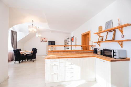 Кухня или мини-кухня в Silvie Apartments - Roosevelt
